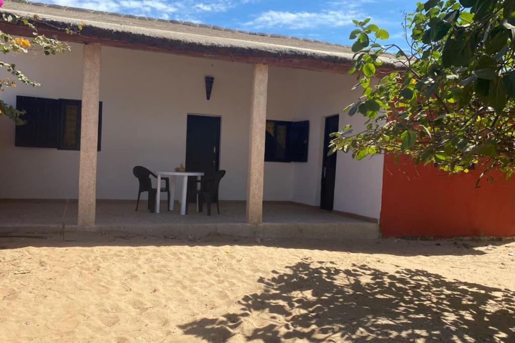 Petite Maison En Bord De Mer Palmarin Nguedj Exterior foto